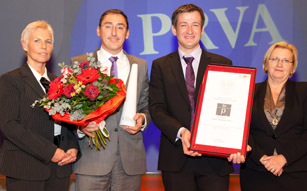 PRVA-Präsidentin Ingrid Vogl (li.) und Ingrid Nemec, Sektionschefin BMWJF, zeichnen Sigi Kämmerer (2.v.l.) und Martin Jager, Salzburg AG, aus.